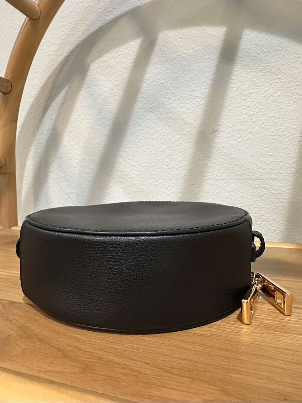 Marc Jacobs Black Leather ~ The Commuter Circle Crossbody Bag ~
Limited Edition - Picture 10 of 12